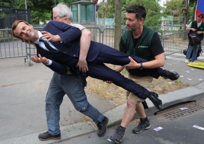 "깜짝이야"…'따귀 논란' 마크롱 대통령, 이번엔 밀랍인형 도둑 맞았다