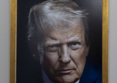 부드러워진 트럼프 대통령 …공식사진, 4개월 만에 교체