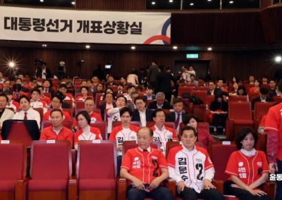 [포토] 개표상황실 나가는 권성동 원내대표