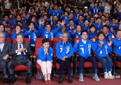 환호성·박수…출구조사 결과에 민주당, "이재명" 연호