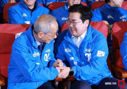 [포토] 기뻐하는 윤여준-박찬대