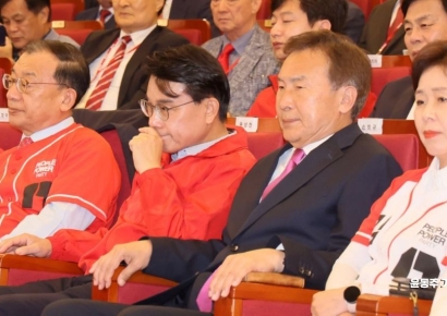 [포토] 심각한 표정의 손학규-윤상현