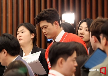 [포토] 상황실 떠나는 김용태 비대위원장