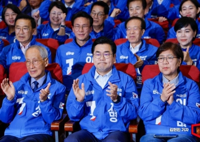 [포토] 박수치는 윤여준-박찬대-정은경