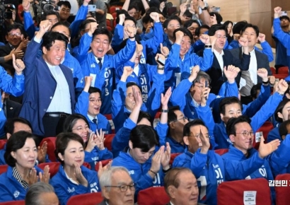 [포토] '이재명 51.7%' 출구조사 결과에 환호하는 민주당