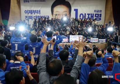 [포토] 환호하는 더불어민주당