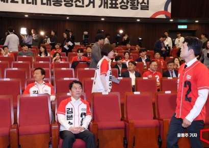 [포토] 떠나는 김용태 비대위원장 바라보는 인철수