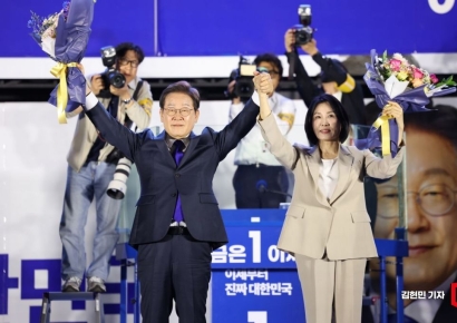 [포토] '당선 확실' 손 들어 인사하는 이재명 후보 내외