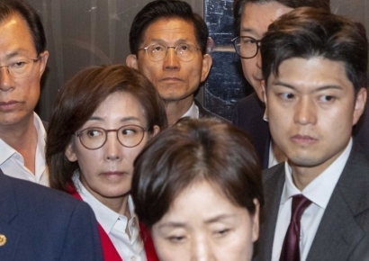 "왜 승복해" "부정선거다"…일부 지지자들, 김문수에 고성·막말