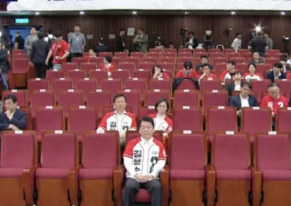 출구조사 발표 후 곳곳에 빈자리…안철수만 덩그러니 