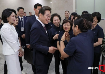 [포토] 청소근로자들과 인사하는 이재명 대통령