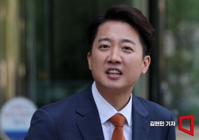 선거비 갚으려 운전대 잡는 이준석?…개혁신당측 "오히려 흑자"