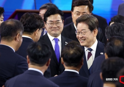[포토] 인사하는 이재명-권성동