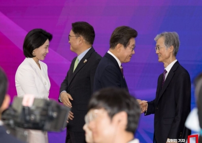 [포토] 조희대 대법원장과 악수하는 이재명 대통령