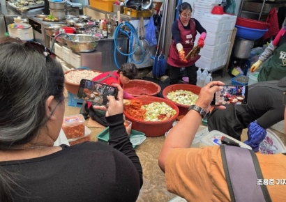 [이미지 다이어리] 외국인 발길 멈추게 한 '김치'