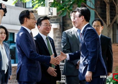 [포토] 총리실 관계자들과 인사하는 김민석 국무총리 후보자