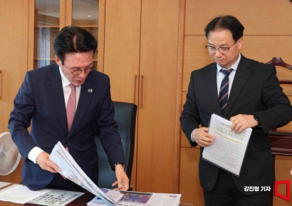 [포토] 업무 자료 살펴보는 김민석 국무총리 후보자