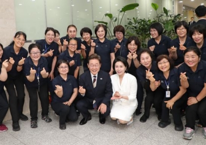청소노동자들 돋보이게 무릎 굽힌 李 대통령 내외…온라인 달군 한 컷