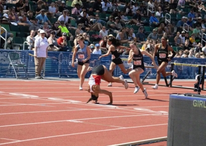 "앞구르기로 결승선 통과" 육상대회서 넘어져도 포기 안한 美 고등학생 '우승'
