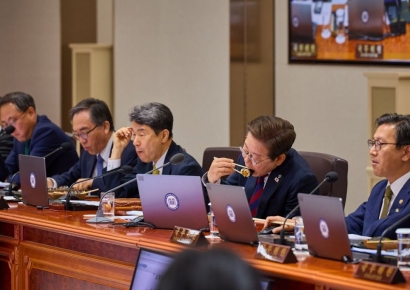 '김밥 한 줄'로 해결…"웃으면서 합시다" 李 '첫 국무회의' 무슨 말 오갔나보니(종합)