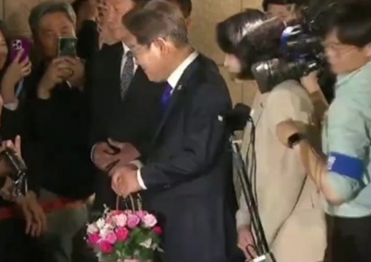 김혜경 여사 카메라로 밀치는 실수…MBN "대통령실에 사과"