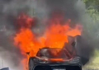 도로 달리던 '37억원' 수퍼카 불에 '활활'…"전 세계 275대뿐인데"