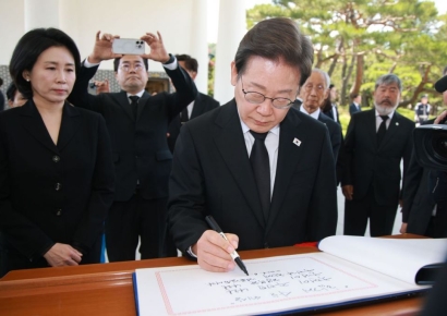 이 대통령, 현충일 추념식 참석…해군 초계기 사고 유족 초청