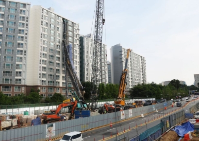 "이게 무슨 날벼락" 70톤 공사장 중장비, 아파트에 '쿵'…한밤 중 주민 대피 소동