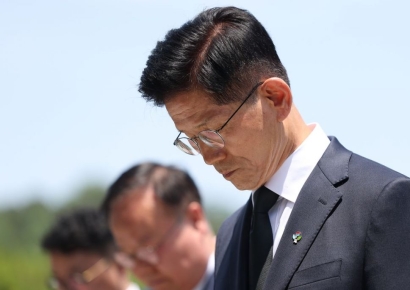 김문수, 또 공개 행보…현충원 참배에 '당권 시동' 해석도