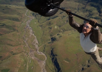 불 붙은 낙하산 메고 헬기서 16번 점프…톰 크루즈, 기네스 세계기록 썼다