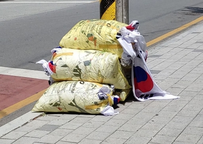 현충일인데…태극기 담은 쓰레기봉투 더미 발견