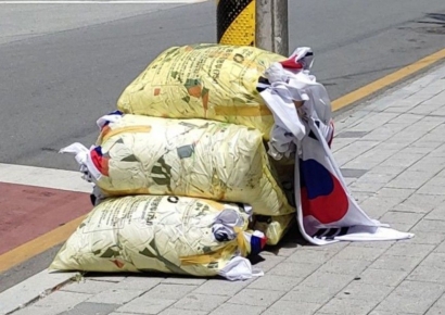현충일에 버려진 태극기 더미 논란…서경덕 "국기법 준수해야"