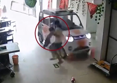 "1초만 늦었어도 큰 일"…차량 돌진에 동생 구한 中소녀