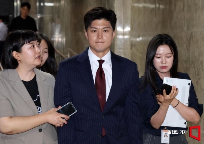 [포토] 의원총회 향하는 김용태