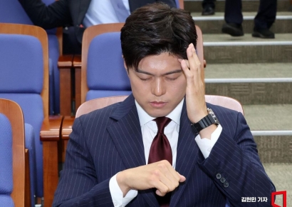 [포토] 생각에 잠긴 김용태