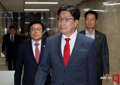 [포토] 의원총회 향하는 권성동