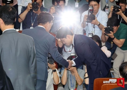 [포토] 의원총회에서 인사하는 김용태-권성동