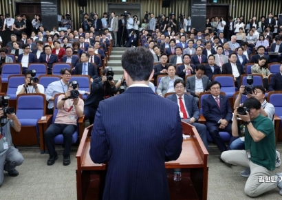 [포토] 김용태 비대위원장 발언 듣는 국민의힘 의원들