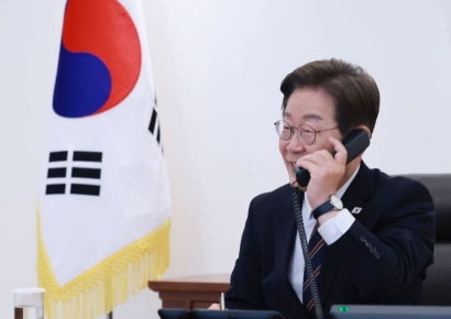탁현민 "시계 등 대통령 기념물 필요해…트럼프는 판매도 한다"