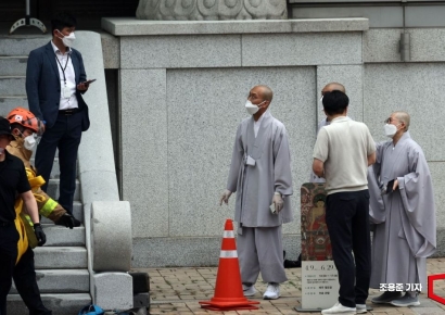 [포토] 화재현장 지켜보는 조계사 스님들