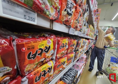 다음달부터 라면·식용유값 내린다…다음은 돼지고기·계란?