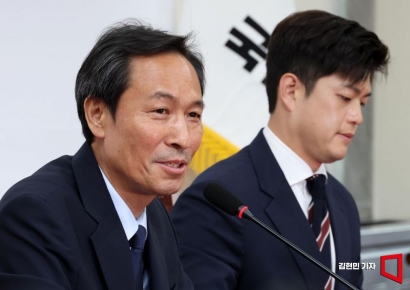 [포토] 김용태 비대위원장 찾아 발언하는 우상호 정무수석