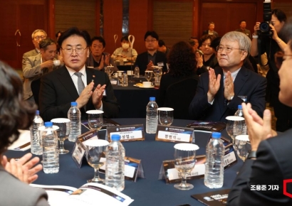 [포토] 박수치는 유상임 장관과 장범식 대표