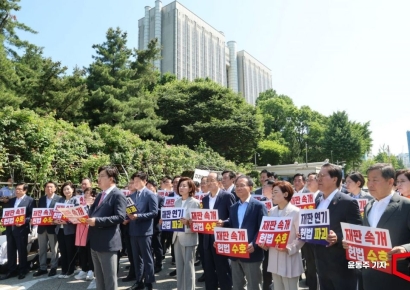 [포토] 국민의힘, 서울고법 앞 현장 의원총회