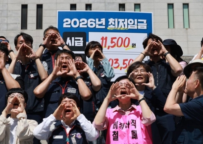 "먹고 살기 힘들다" 최저임금 올려야…"올리면 더 힘들어져"