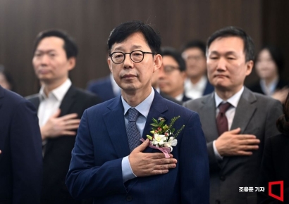 [포토] 국민의례하는 박윤주 외교1차관
