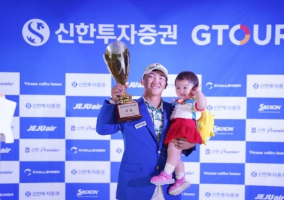 '스크린골프의 제왕' 김홍택 "딸과 같은 날 동반 우승입니다"