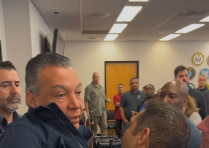 美 상원의원 쓰러뜨리고 수갑 채운 장관측…비난 폭주에 "무례한 정치연극"