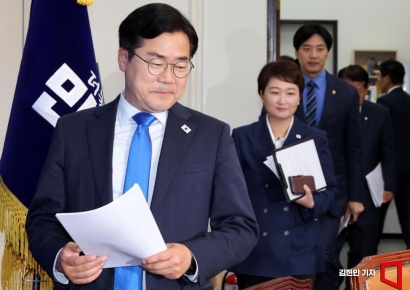 [포토] 최고위 참석하는 박찬대 직무대행