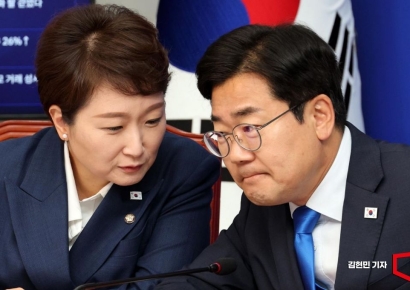 [포토] 대화하는 박찬대-이언주